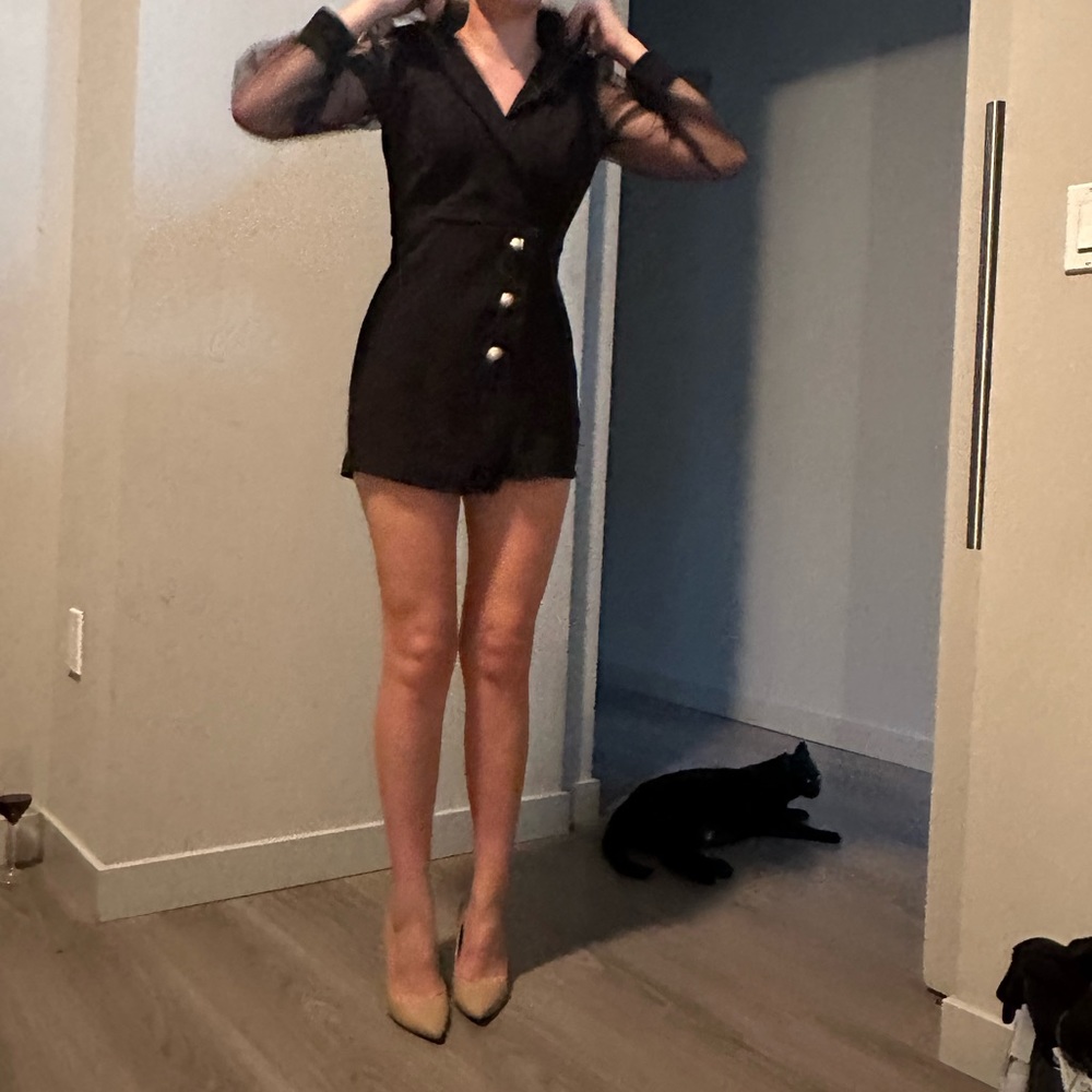Purchased: uknown Model Avg. Size 2 (small) Height of model: 5’4 weight: 110